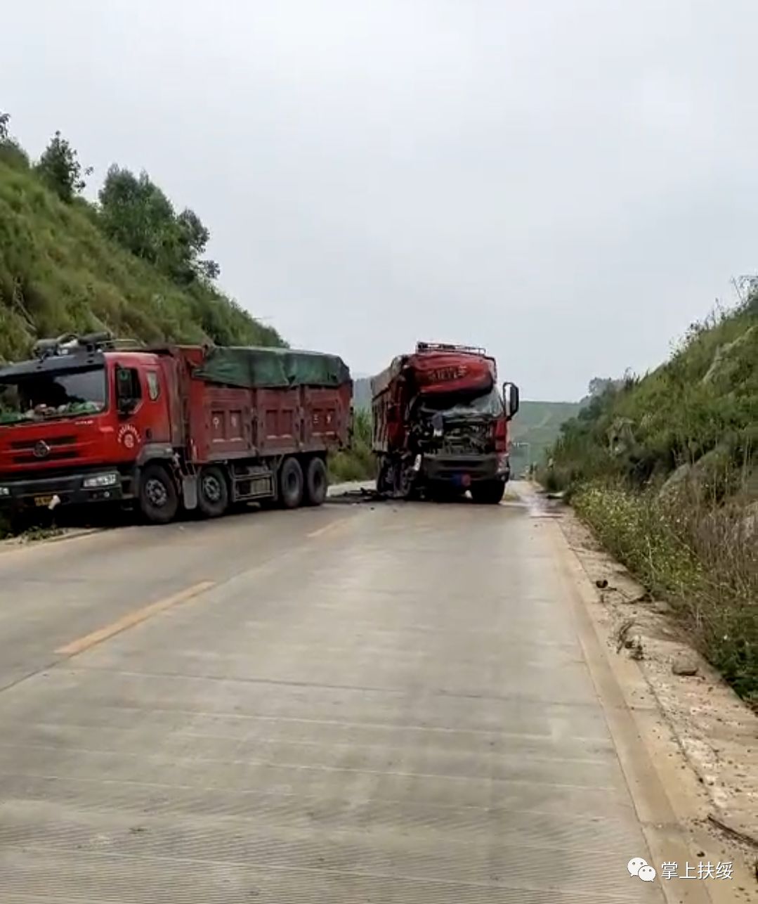 崇左一路段两辆大卡车发生碰撞,一车直冒烟!