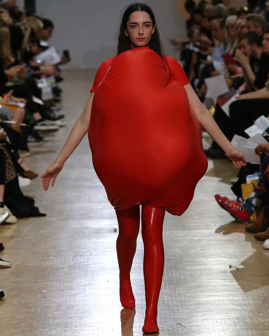 一年一度的本科毕业发布秀上展示了这些融合气球灵感和服装结构的设计