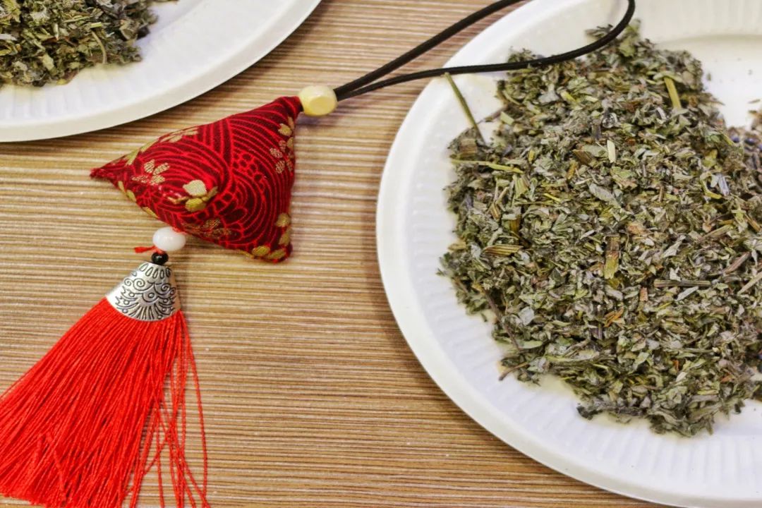 活动现场端午系列活动点雄黄一枚香囊寄浮生菖蒲剑制作