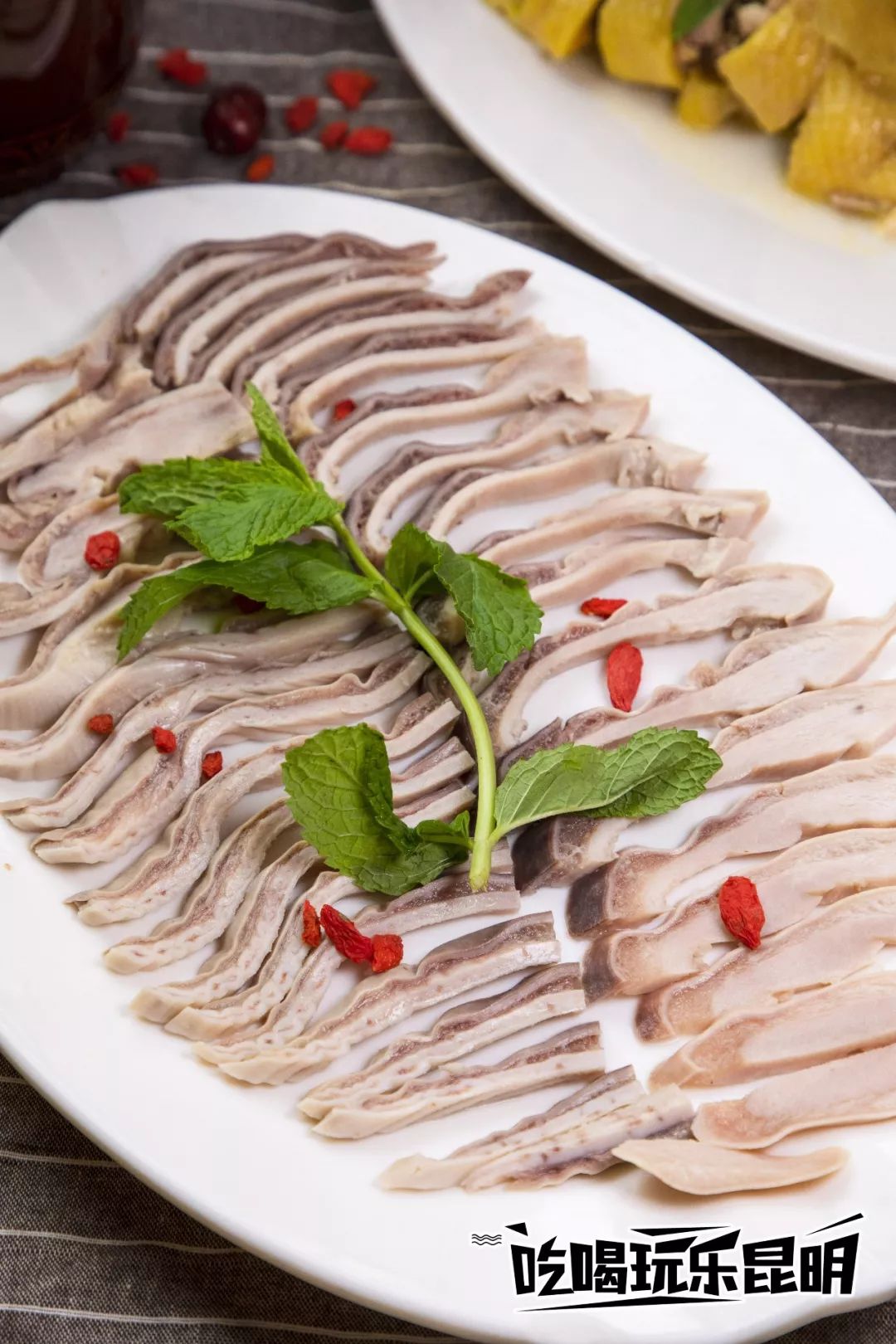 汤底熬足12个小时汤鲜肉香的猪肚包鸡让人吃一次就上瘾