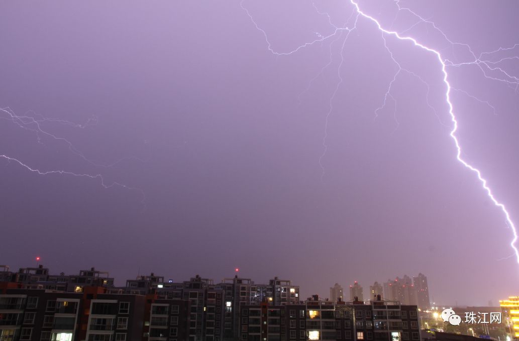 雷雨下的曲靖,也讓不少盼雨的人開心嚇壞了不少小夥伴大雨傾盆而下