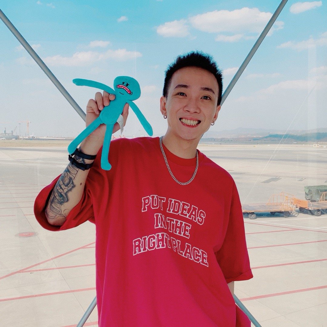 "你的男孩"tt恋情曝光 与女子家中共度一晚互动亲密