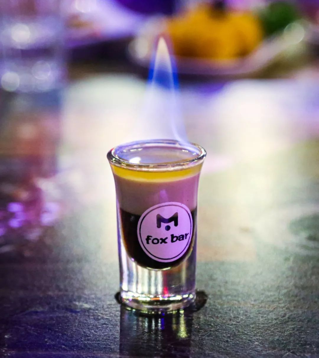 鸡尾酒里也使用了点火燃烧的方式它作为短饮的代表作几乎是吧台上的c