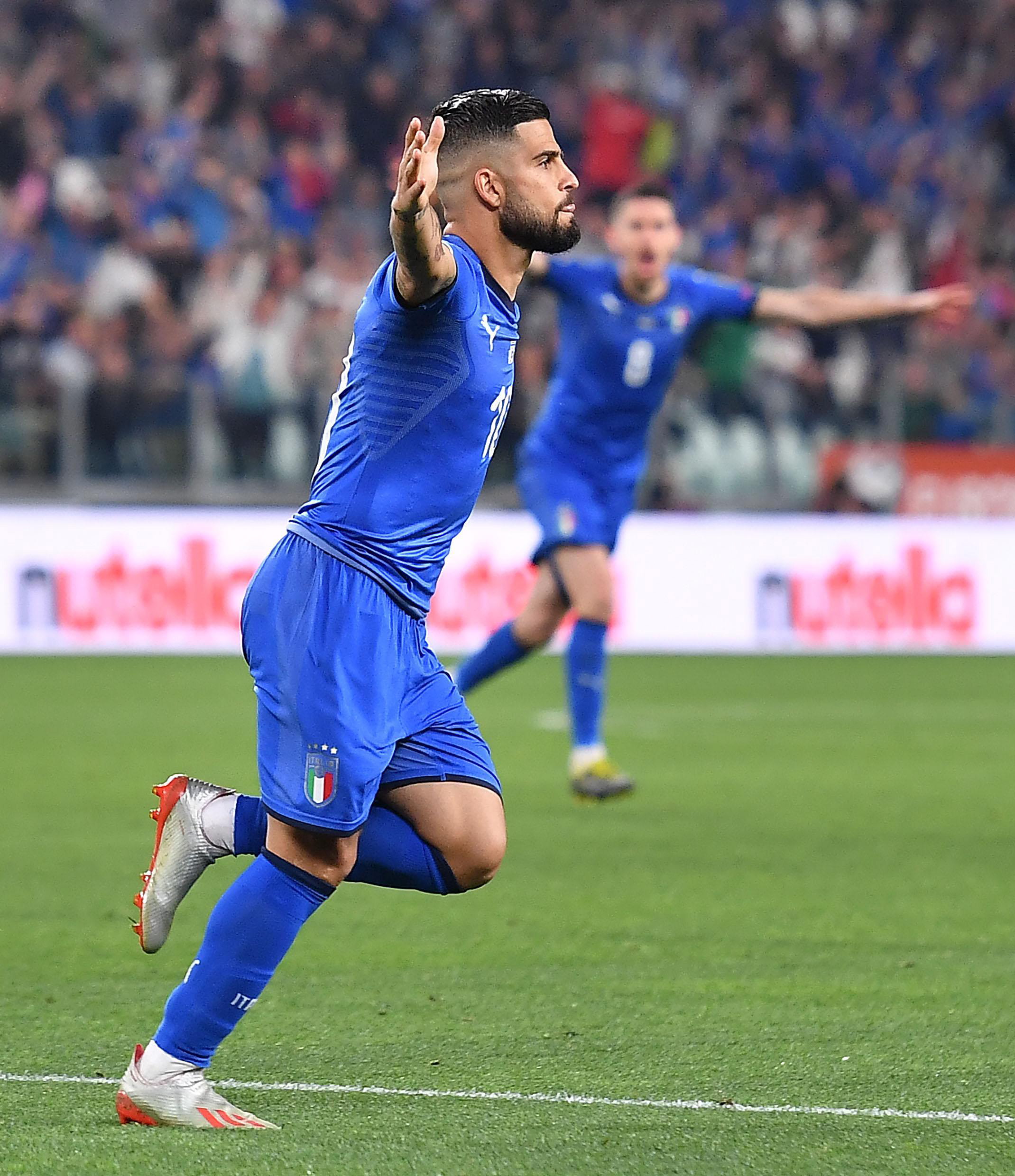 6月11日,意大利队球员因西涅(中左)入球后与队友庆祝.