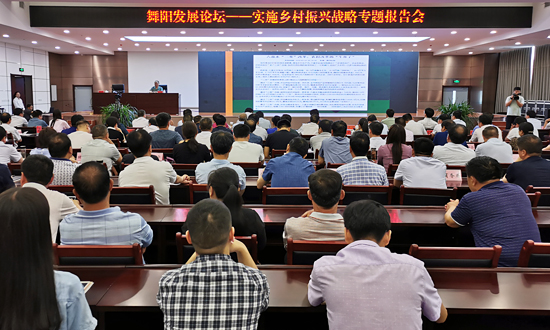 县政府副县长师艳芳主持报告会.