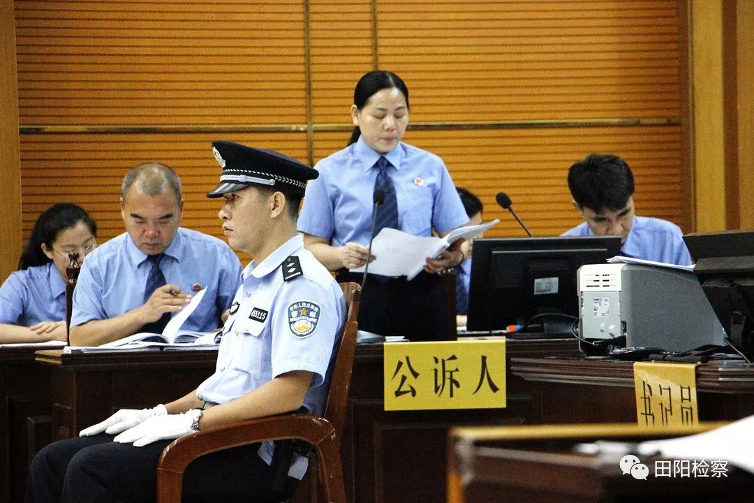 庭审中,赵杏珍检察长作为公诉人宣读起诉书,依法讯问被告人,并就起诉