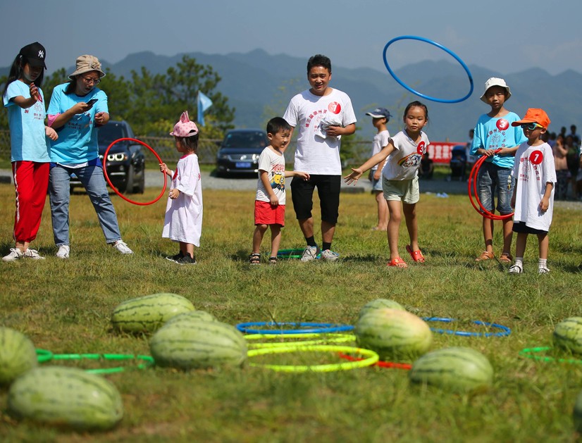 西瓜套圈新鲜的西瓜摆放在地上圈的到就拿的走套圈新新新玩儿法父爱