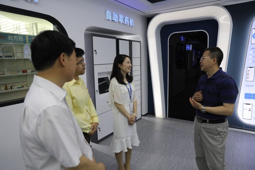 (图为中国社会科学院边疆研究所党委书记刘晖春与健