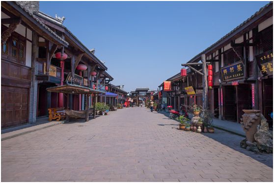 品,红艳艳的大灯笼,街边随处可见的荣昌陶艺术品……再次踏入陶宝古街