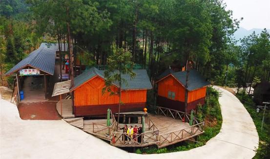 扈槽村东山之腰,与"二环路""蜀岭雄风"观景台毗邻,融汇于松林灌木之间