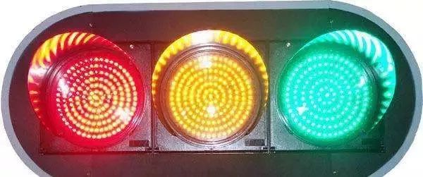 也就是说,红绿色盲的人,不能考驾照.