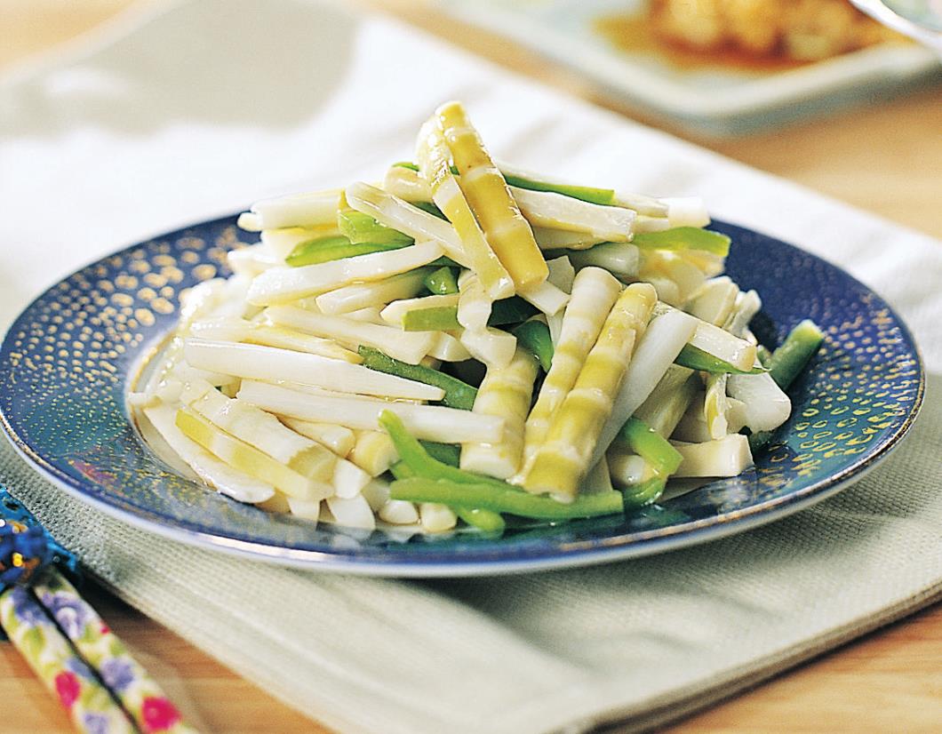 养生素菜,青椒炒竹笋,清香鲜嫩,脆爽营养,味道十足好下饭