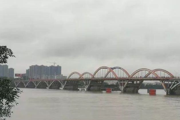 出現不同程度增加市區北江大橋,鳳城大橋,倫洲大橋清遠大橋封閉後倫洲