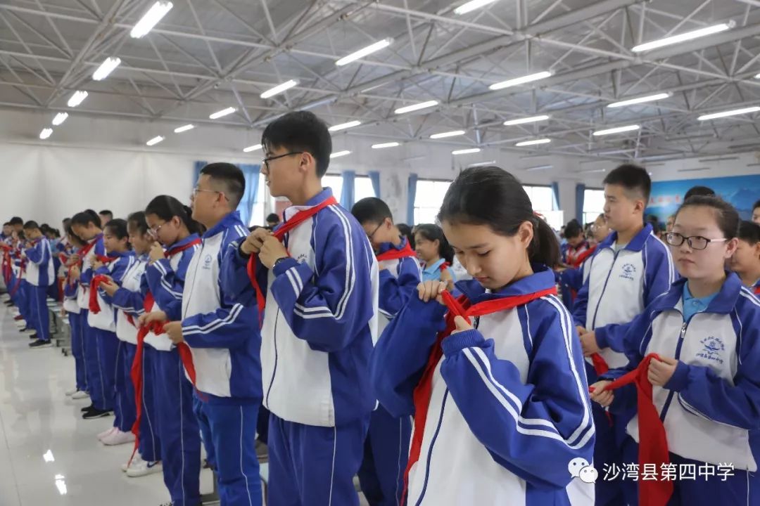 未成年人思想道德建设沙湾四中举行离队入团仪式