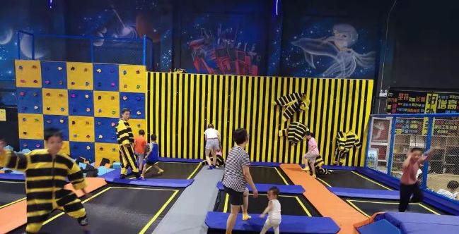 咚巴拉蹦床主题公园!青春不打烊!19.9元全天不限时票