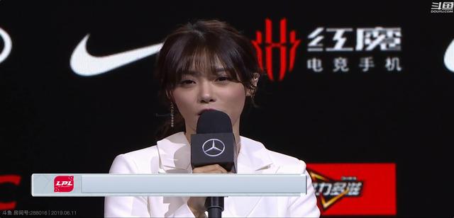 小钰开心采访获胜的fpxlwx口嗨说金贡不如猫的操作好