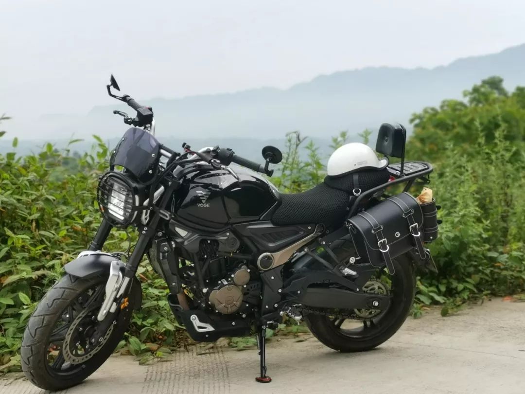 改装后的300ac更个性,保留了ta专属特征,又变得那么与众不同,300先锋