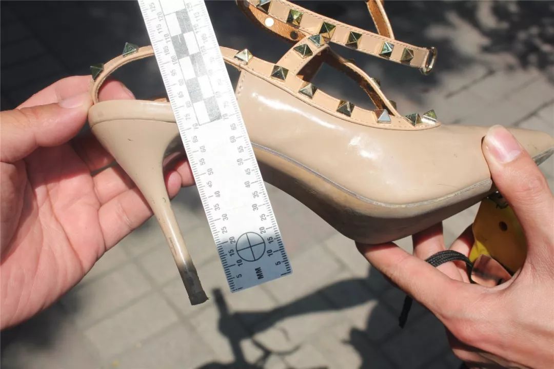 女司机1分钟连出3起事故交警一看穿8cm高跟鞋卡在车门里