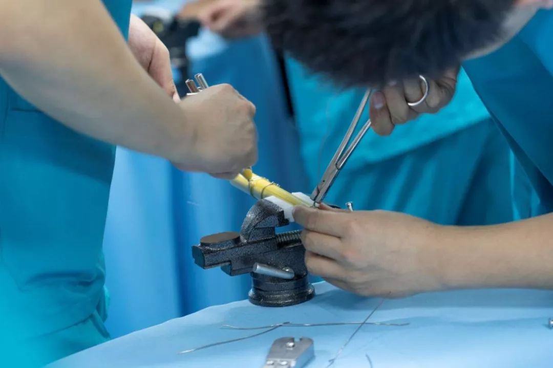 短暂的课间休息后第二节课由李德荣老师带来的钢丝节的种