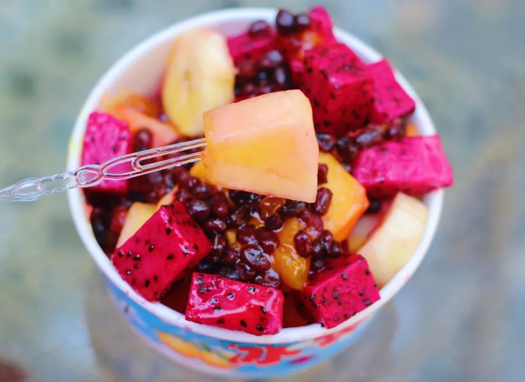 这家店开了有些年头,招牌冰粥,分量炒鸡多,好像不要钱一样,满满的水果