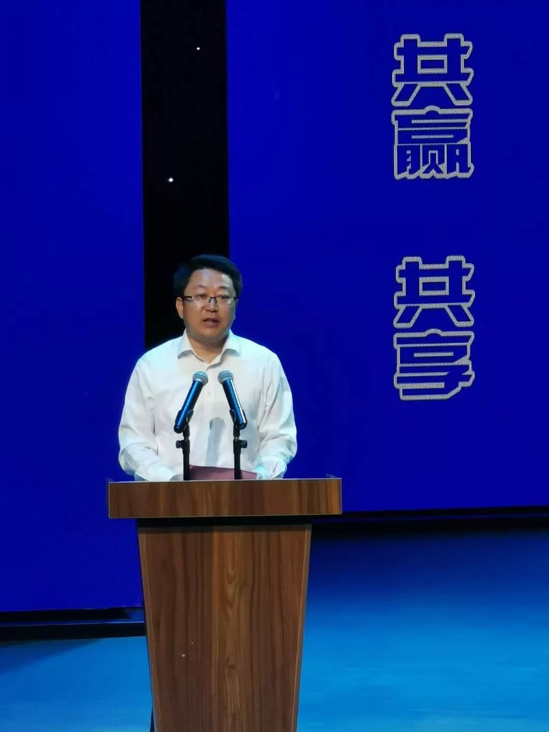 陇县县长赵甲宏为家乡做推介企业签约此外,峰会现场设置了"互动直播区
