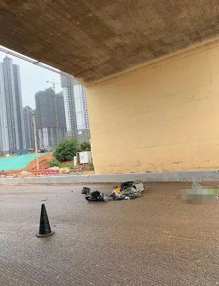 悲痛就在今早南宁一辆泥头车碾压电动车骑手不幸当场身亡