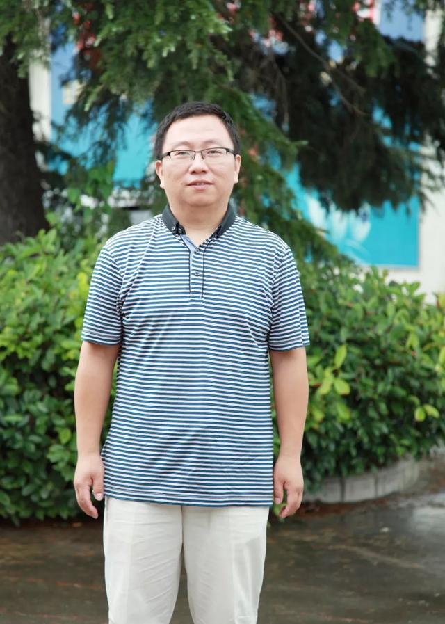 14年前,李亚伟从苏州大学毕业后,说服父母,毅然放弃大城市优越待遇