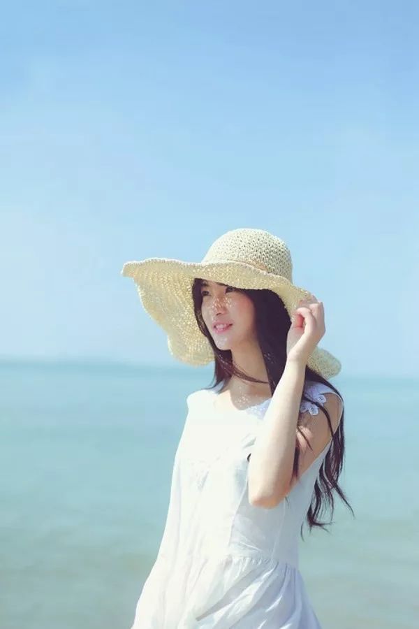 诵者简介:芳雨,热爱朗诵艺术,在诵读中提高自己,用自己的声音感动