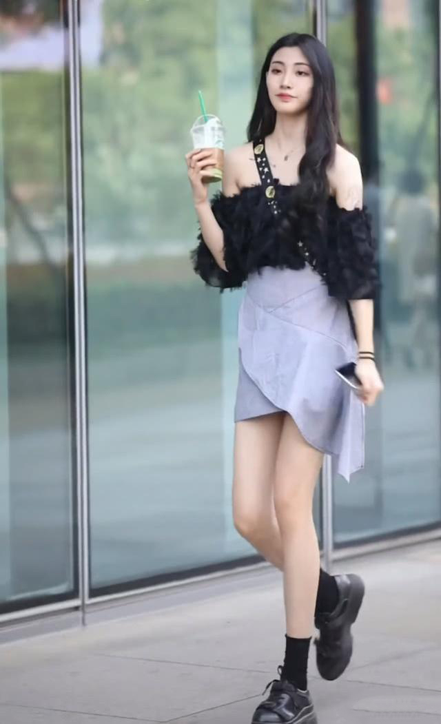 小姐姐有多瘦?穿"羽毛"抹胸装搭不规则短裙,"垮搭"方式真潮