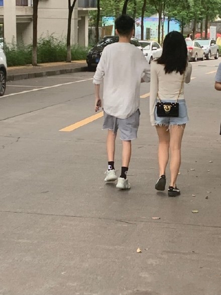 现在腿细的都是男孩子为什么我觉得男生才应该穿裙子