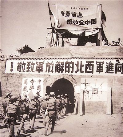 美国的"调解组"从西安前往爷台山阵地进行现场调查,说白了就是想找寻