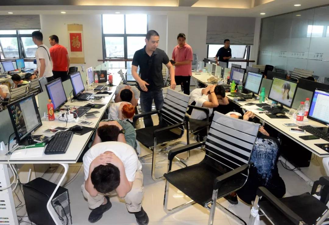 推荐股票 引诱"入群" 跨地域电信诈骗46名嫌疑人昨日押解返津