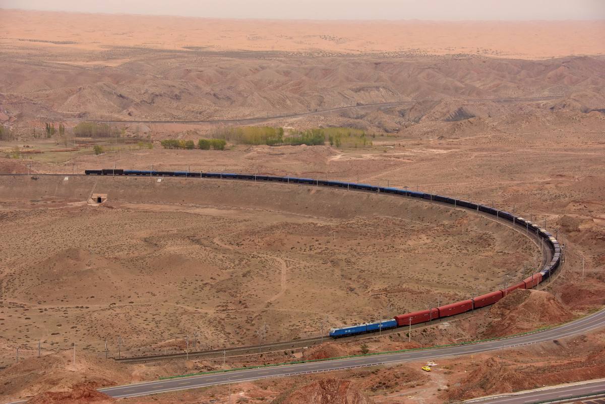 原创中国人用铁路征服沙漠西方人认为不可能完成的工程中国做到了