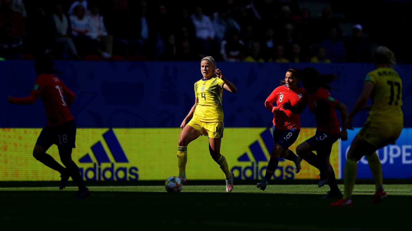 她们通过精妙的配合不断对智利队的球门施压,不过智利队的防守做的