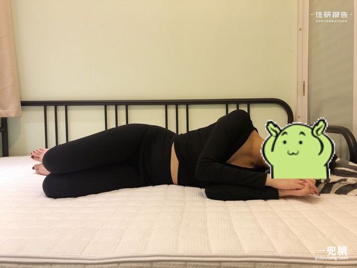 盘腿的时候,臀部单点支撑的时候,臀部有稍微的下陷,显示床垫的容纳感