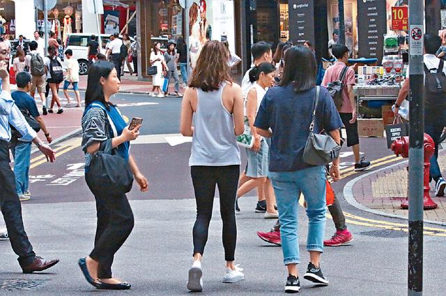 赌王千金何超云罕见现身购物,身材暴瘦颜值回升!