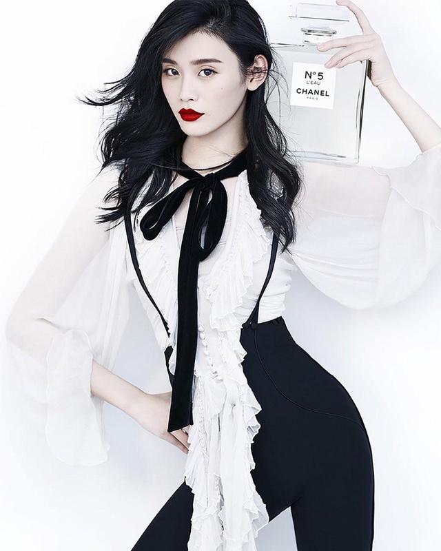 奚梦瑶的大胆写真照还真是扎眼开叉皮裙露锁骨超模不是瞎吹的