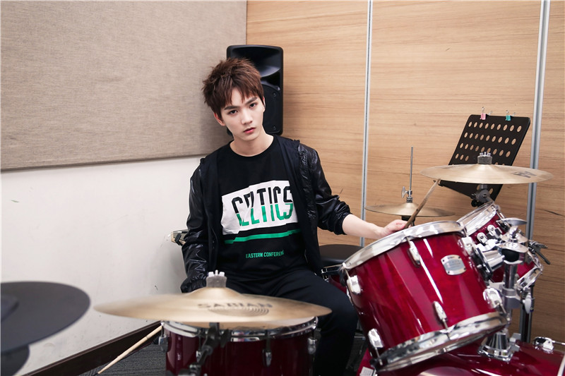 祁宋最新写真曝光 少年酷劲十足超有型