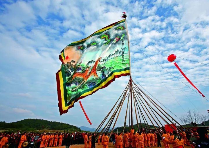 源于战国,始于东晋而盛于元明,迎竖大旗系为道教之仪,二为祈求来年