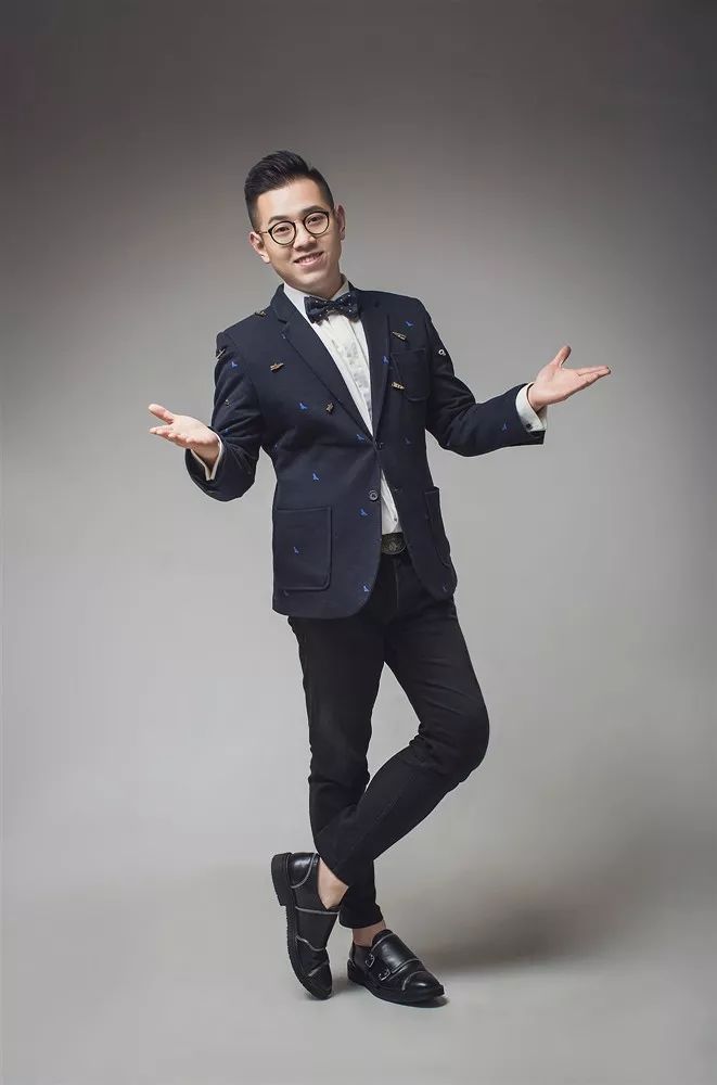 一台戏,一起来期待他们的演出吧~】 神秘大咖同框演出 哈哈炫动主持人