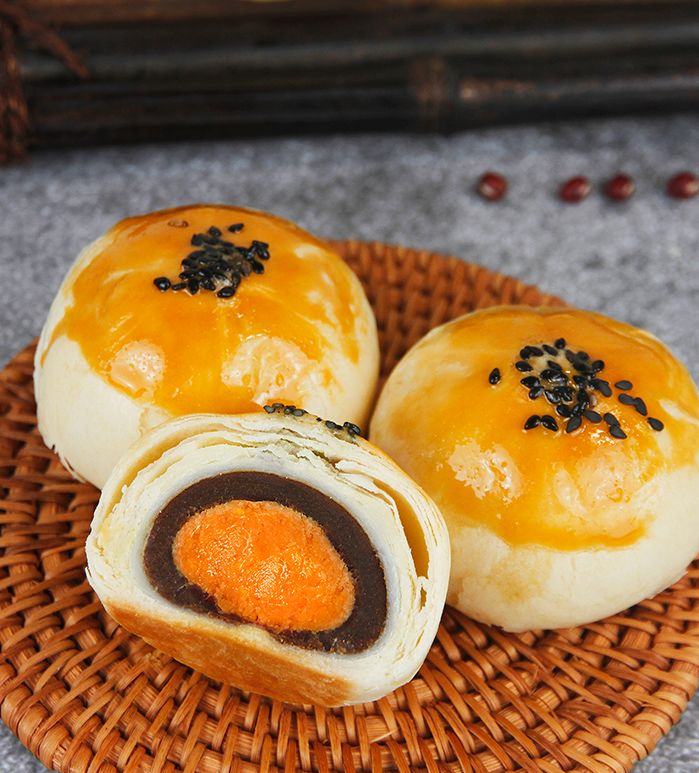 蛋黄酥有咸有甜香酥掉渣好吃到哭