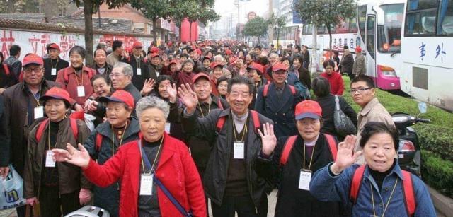 67而像一些出远门的活动,一般就只有大爷大妈们自己报的老年团了.