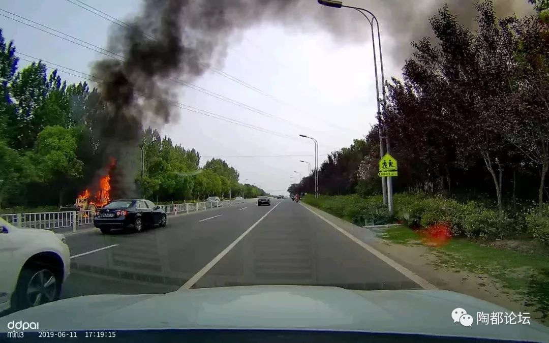 张渚往宜兴方向一车着火,浓烟四起