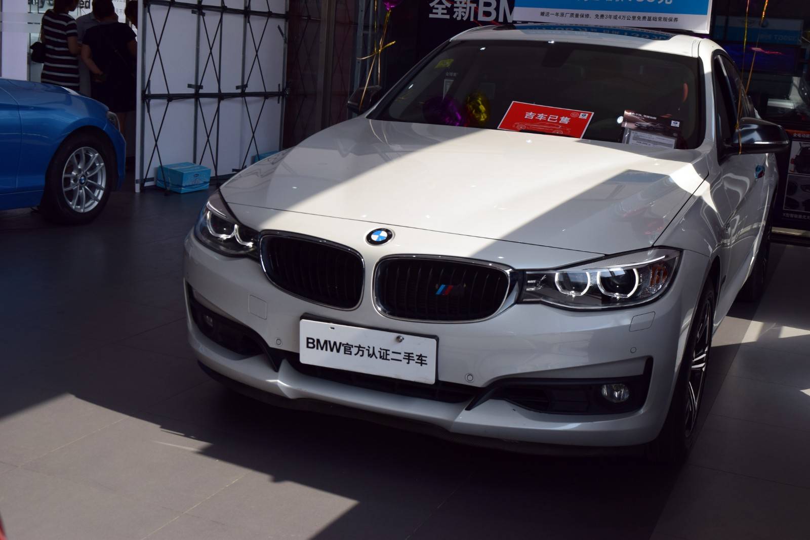 实拍车辆是2018款华晨宝马218i 尊享型运动套装,属于次顶配,指导价25.