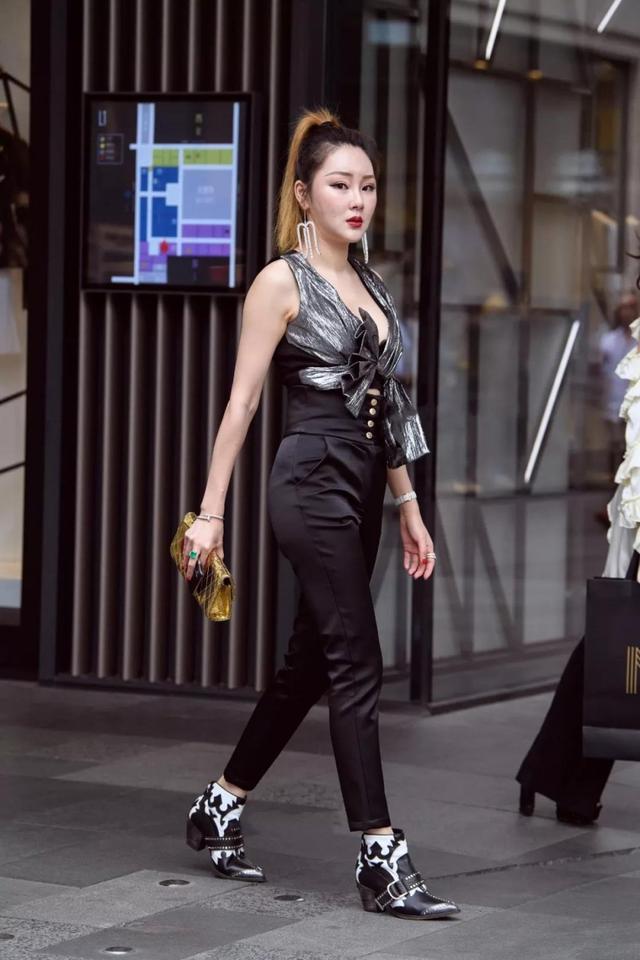 街拍:穿一身黑色紧身衣的性感成熟美妇,微胖的身姿,华贵的气质街拍:穿