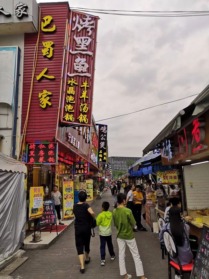 满满的烟火气息漫步宁波大学美食街花式小吃全挤在这条街上了