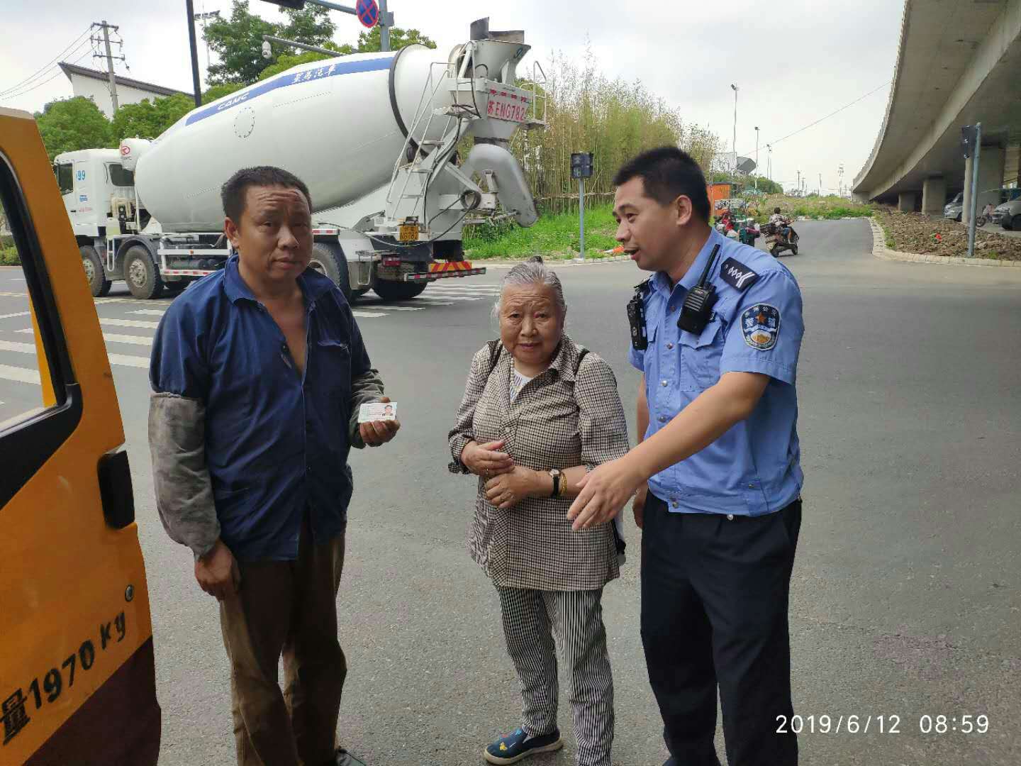 蘇州滸關輔警幫助迷路外地老人回家