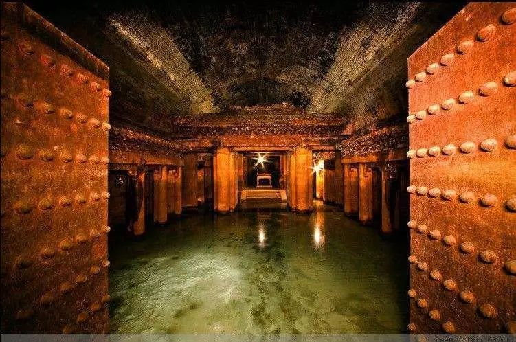 考古工作者将乾陵地宫内可能藏有的文物分为六大类:①金属类有金,银