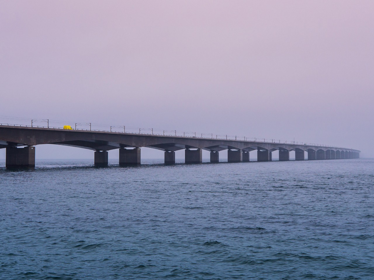 首先你可以開上 大貝爾特橋跨越海峽,路過童話之鄉 菲英島,去拜訪