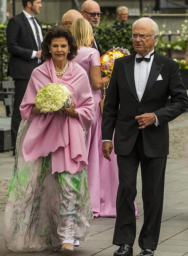 瑞典王室齐聚颁奖礼34岁王妃穿3万5印花裙不敌75岁婆婆